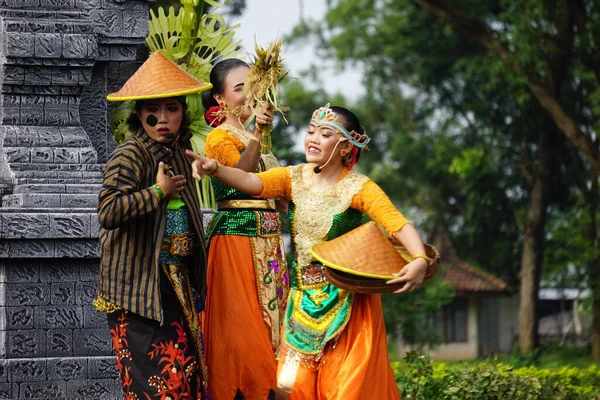 Indonesian Perform Loh Jinawi Dance Celebrate World Dance Day — Stock Photo, Image