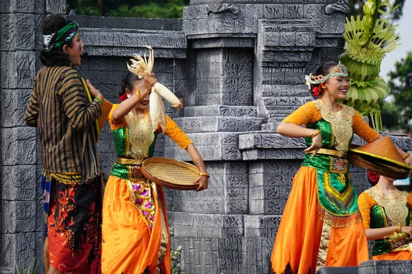 Indonesian Perform Loh Jinawi Dance Celebrate World Dance Day — 스톡 사진