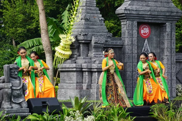 Indonesian Perform Loh Jinawi Dance Celebrate World Dance Day — Stock Photo, Image