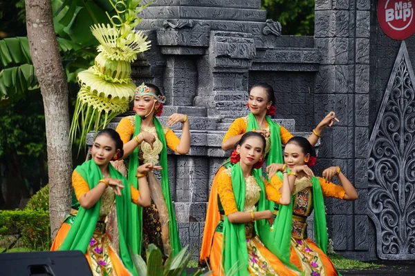 Indonesia Melakukan Tarian Loh Jinawi Untuk Merayakan Hari Dansa Dunia — Stok Foto