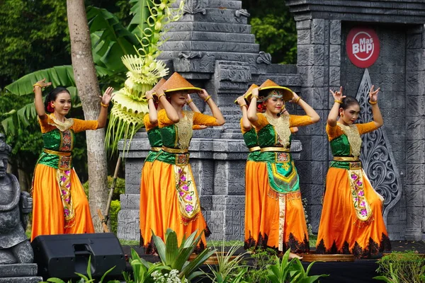 Indonesian Perform Loh Jinawi Dance Celebrate World Dance Day — Stockfoto