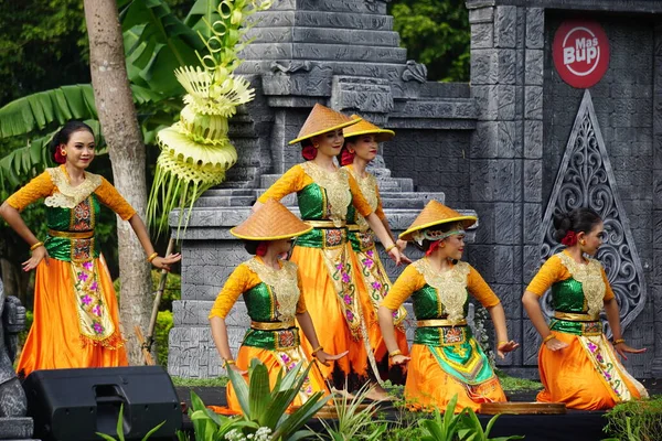 Indonesian Perform Loh Jinawi Dance Celebrate World Dance Day — Zdjęcie stockowe