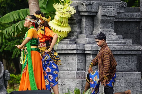 Indonesian Perform Loh Jinawi Dance Celebrate World Dance Day — Stock Photo, Image