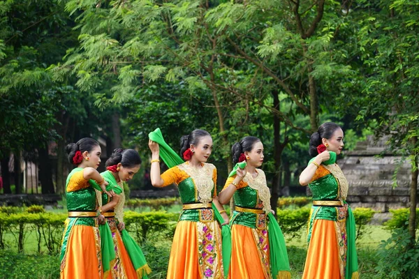 Indonesian Perform Loh Jinawi Dance Celebrate World Dance Day — Stock Photo, Image