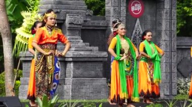 Indonesian perform loh jinawi dance to celebrate world dance day