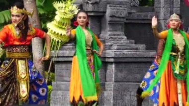 Indonesian perform loh jinawi dance to celebrate world dance day