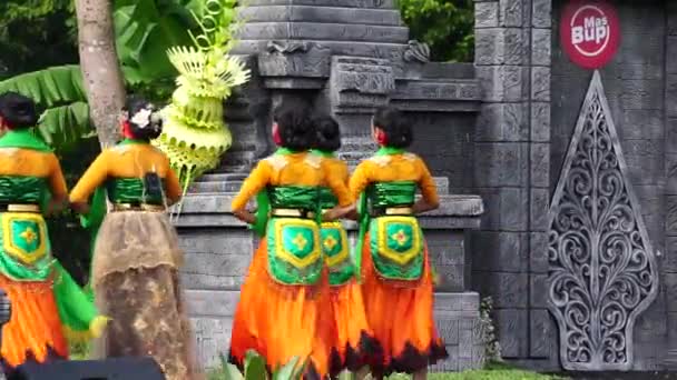 Indonesian Perform Loh Jinawi Dance Celebrate World Dance Day — Vídeos de Stock