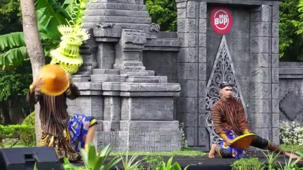 Indonesian Perform Loh Jinawi Dance Celebrate World Dance Day — Stock Video