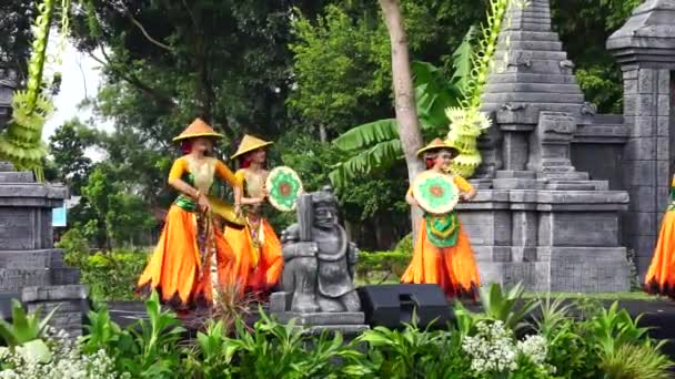 Indonesian Perform Loh Jinawi Dance Celebrate World Dance Day — стоковое видео