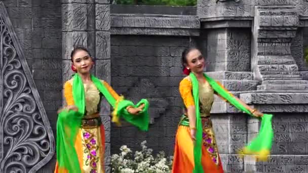 Indonesian Perform Loh Jinawi Dance Celebrate World Dance Day — Vídeo de Stock