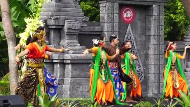 Indonesian Perform Loh Jinawi Dance Celebrate World Dance Day — Stock Video