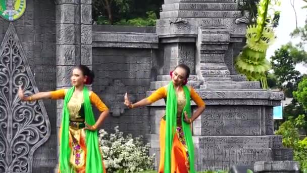 Indonesian Perform Loh Jinawi Dance Celebrate World Dance Day — Vídeo de stock