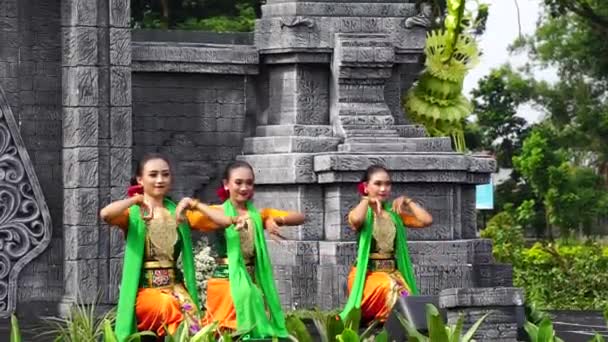 Indonesian Perform Loh Jinawi Dance Celebrate World Dance Day — Wideo stockowe