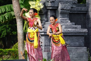 Indonesian perform gambang tayub dance to commemorate world dance day