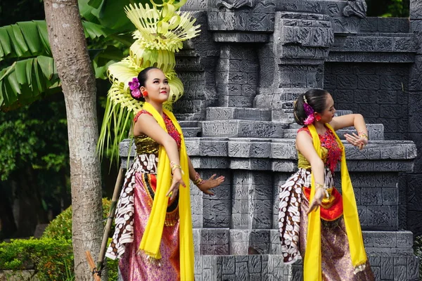 Indonesian Perform Gambang Tayub Dance Commemorate World Dance Day — Stockfoto