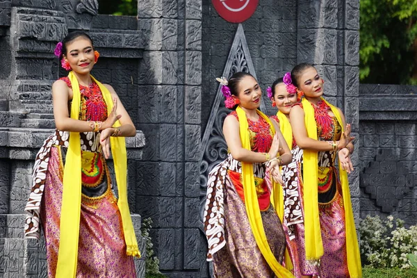 Indonesian Perform Gambang Tayub Dance Commemorate World Dance Day — Stockfoto