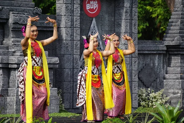 Indonesian Perform Gambang Tayub Dance Commemorate World Dance Day — Zdjęcie stockowe