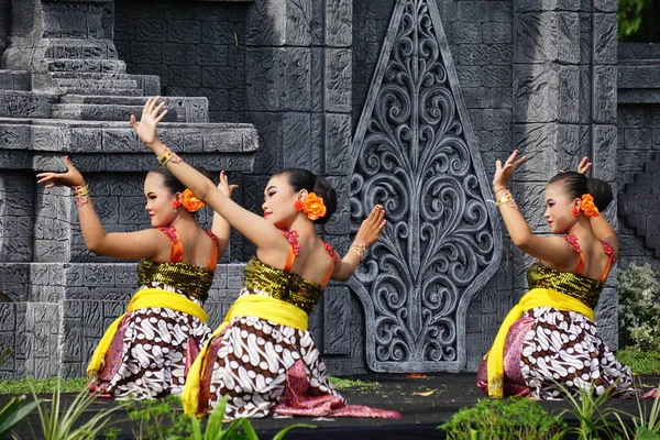 Indonesian Perform Gambang Tayub Dance Commemorate World Dance Day — Stockfoto