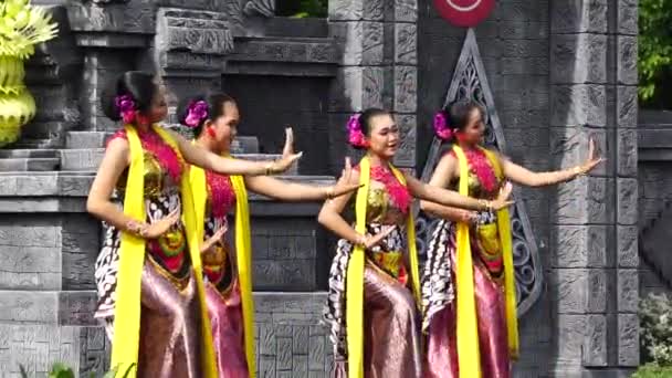 Indonesian Perform Gambang Tayub Dance Commemorate World Dance Day — Vídeo de stock