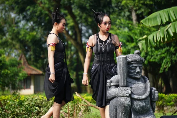 Indonesian Perform Isun Dance Celebrate World Dance Day — Stok fotoğraf