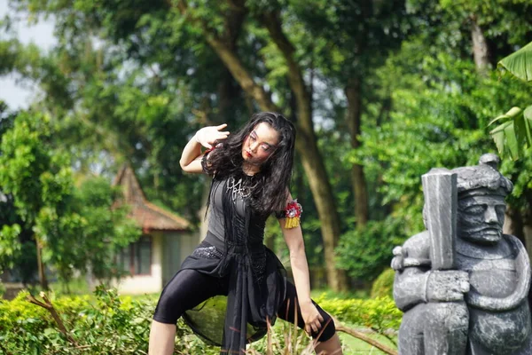 Indonesian Perform Isun Dance Celebrate World Dance Day — Stockfoto