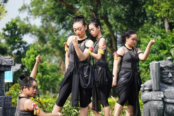 Indonesian Perform Isun Dance Celebrate World Dance Day — Stok fotoğraf