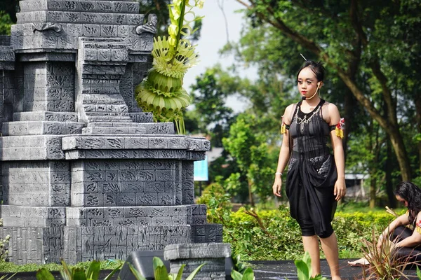 Indonesian Perform Isun Dance Celebrate World Dance Day — Stock Photo, Image