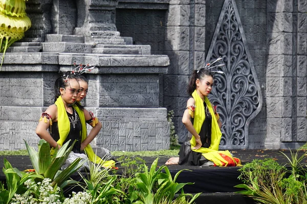 Indonesian Perform Isun Dance Celebrate World Dance Day — Photo