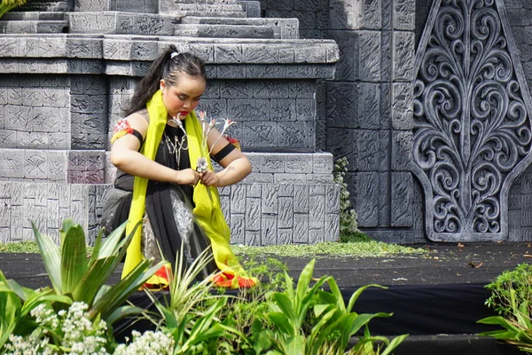 Indonesian Perform Isun Dance Celebrate World Dance Day —  Fotos de Stock