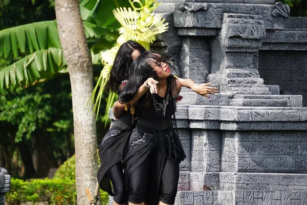 Indonesian Perform Isun Dance Celebrate World Dance Day — Fotografie, imagine de stoc