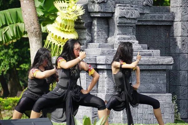 Indonesian Perform Isun Dance Celebrate World Dance Day — 图库照片