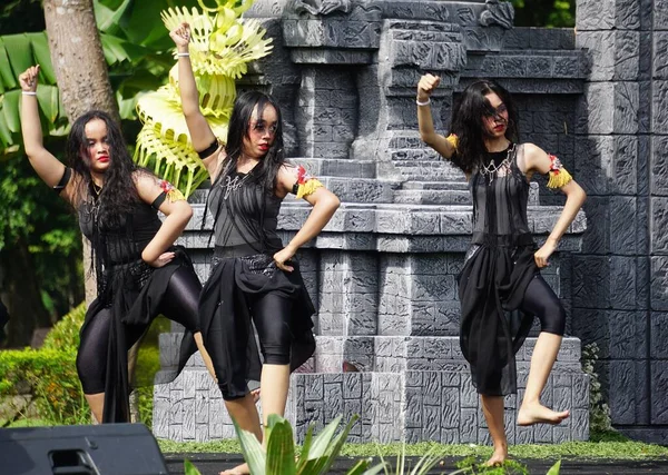 Indonesian Perform Isun Dance Celebrate World Dance Day — Fotografia de Stock