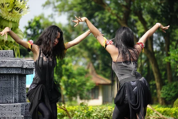 Indonesian Perform Isun Dance Celebrate World Dance Day — Photo