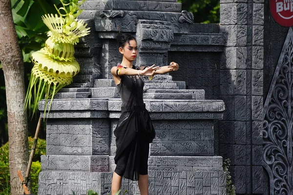 Indonesian Perform Isun Dance Celebrate World Dance Day — Foto de Stock