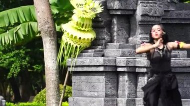 Indonesian perform isun dance to celebrate world dance day