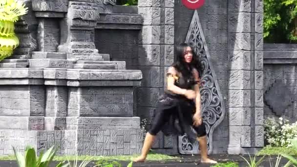 Indonesian Perform Isun Dance Celebrate World Dance Day — Video Stock