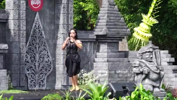 Indonesian Perform Isun Dance Celebrate World Dance Day — Vídeo de Stock