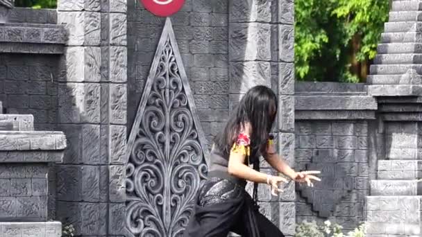 Indonesian Perform Isun Dance Celebrate World Dance Day — Vídeo de Stock