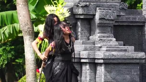 Indonesian Perform Isun Dance Celebrate World Dance Day — Wideo stockowe