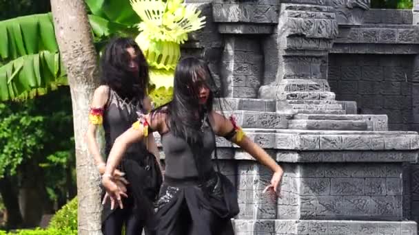 Індонезійський Танець Ізунів Щоб Відсвяткувати Всесвітній День Танцю — стокове відео