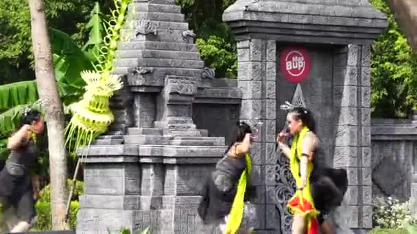 Indonesian Perform Isun Dance Celebrate World Dance Day — Wideo stockowe