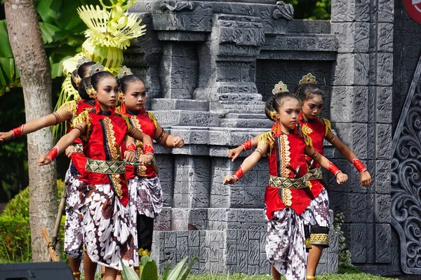 Indonesian Perform Ladrang Mangungkung Dance Celebrate World Dance Day — Stockfoto