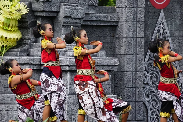 Indonesian Perform Ladrang Mangungkung Dance Celebrate World Dance Day — Stok fotoğraf