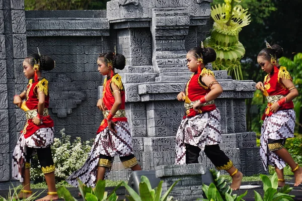 Indonesian Perform Ladrang Mangungkung Dance Celebrate World Dance Day — Stock Photo, Image