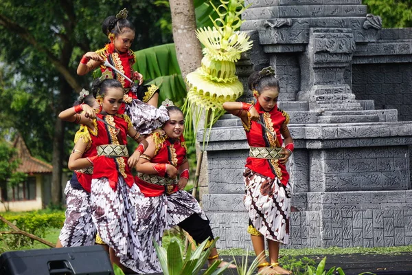 Indonesian Perform Ladrang Mangungkung Dance Celebrate World Dance Day — Stock Photo, Image