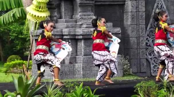 Indonesian Perform Ladrang Mangungkung Dance Celebrate World Dance Day — Vídeo de Stock