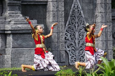 Indonesian perform Ladrang Mangungkung dance to celebrate world dance day