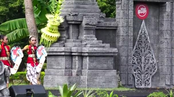 Indonesian Perform Ladrang Mangungkung Dance Celebrate World Dance Day — Stok video