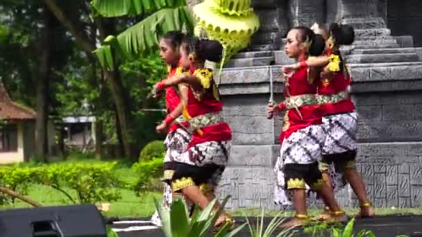 Indonesian Perform Ladrang Mangungkung Dance Celebrate World Dance Day — Vídeos de Stock