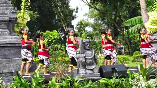 Indonesian Perform Ladrang Mangungkung Dance Celebrate World Dance Day — Stockvideo